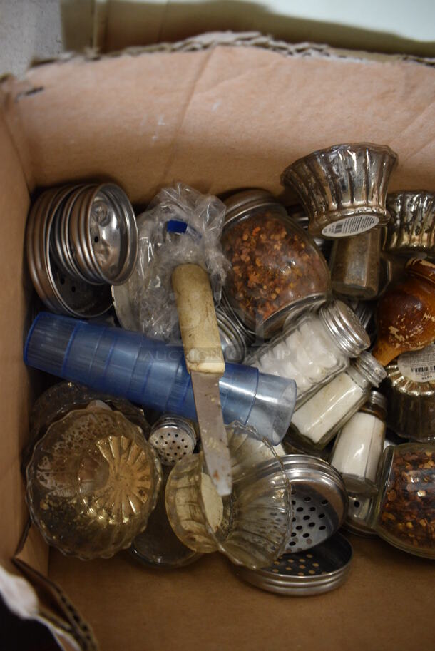 ALL ONE MONEY! Lot of Various Items Including Seasoning Shakers and Salt Shakers. - Image 3 of 3