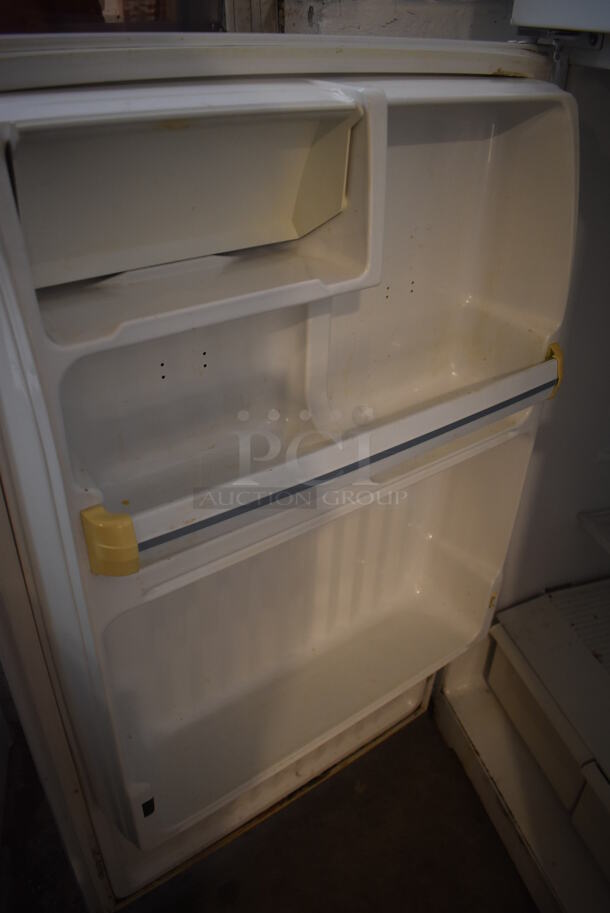 General Electric TBX16SABNLWW Metal Cooler Freezer Combo Unit. 120 Volts, 1 Phase. 28x28x68. Tested and Working! - Image 5 of 8