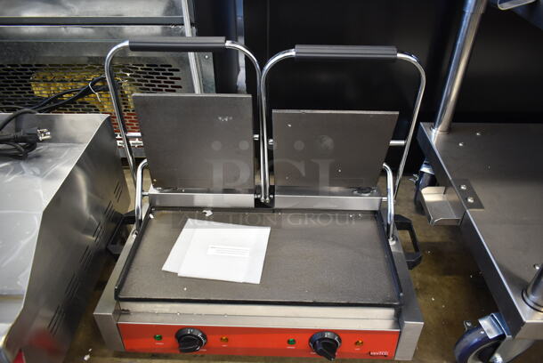 BRAND NEW SCRATCH AND DENT! 2022 Avantco 177PS58 Stainless Steel Commercial Countertop Double Panini Press. 120 Volts, 1 Phase. Tested and Working! - Image 4 of 6