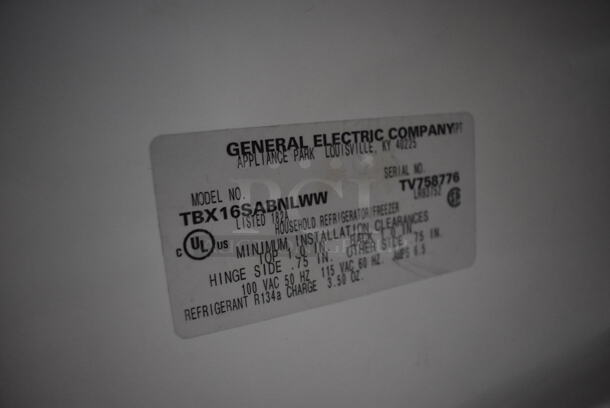 General Electric TBX16SABNLWW Metal Cooler Freezer Combo Unit. 120 Volts, 1 Phase. 28x28x68. Tested and Working! - Image 6 of 8
