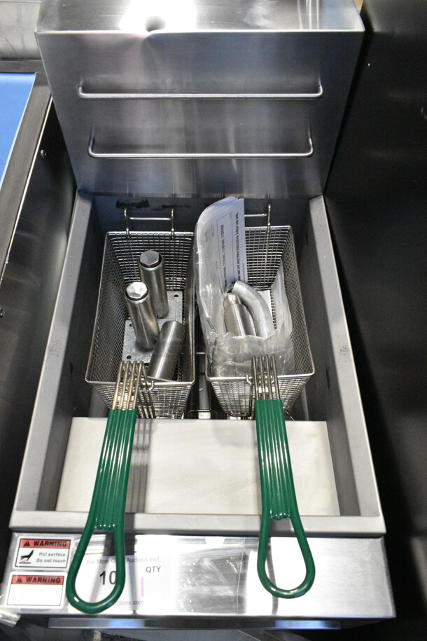 BRAND NEW SCRATCH AND DENT! 2023 Avantco 177EF40D Stainless Steel Commercial 40 lb. Electric Floor Fryer - 240 Volts, 1 Phase.  - Image 4 of 11