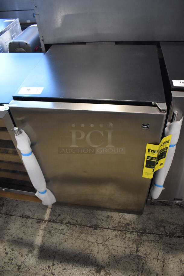 BRAND NEW! Danby Silhouette DAR055D1BSSPR Stainless Steel Beverage Cooler. 115 Volts, 1 Phase. 24x26x35. Tested and Working! - Image 4 of 11