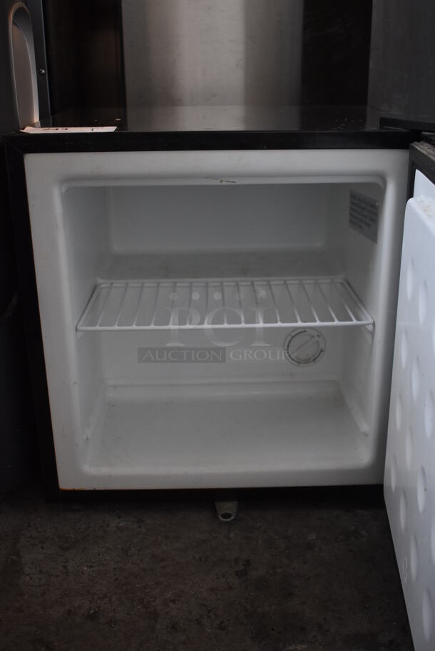 Whynter CUF-110 Metal Mini Cooler. 115 Volts, 1 Phase. 18.5x17.5x19. Tested and Does Not Power On - Image 5 of 6