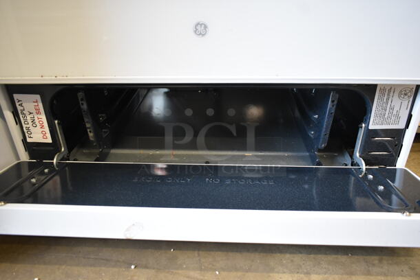 BRAND NEW SCRATCH AND DENT! General Electric GE JGBS30DEKWW Metal Gas Powered 4 Burner Range w/ Oven.  - Image 5 of 8