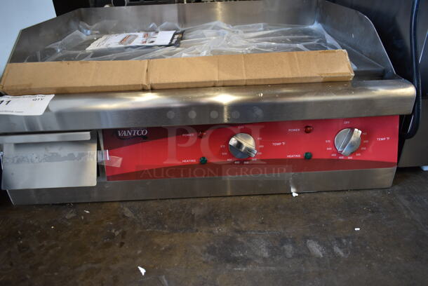 BRAND NEW SCRATCH AND DENT! Avantco 177EG24N Stainless Steel Commercial Countertop Electric Powered Flat Top Griddle. 208/240 Volts, 1 Phase.  - Image 3 of 4