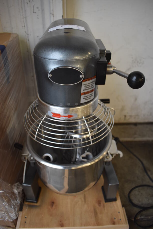 BRAND NEW SCRATCH AND DENT! Avantco MX10 Metal Commercial Floor Style 10 Quart Planetary Dough Mixer w/ Stainless Steel Mixing Bowl, Bowl Guard, Dough Hook, Balloon Whisk and Paddle Attachments. 120 Volts, 1 Phase. 16x18x25. Tested and Working! - Image 5 of 9