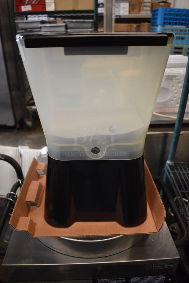 BRAND NEW IN BOX! Tablecraft Clear and Black Poly Beverage Holder Dispenser. 18x13x9.5 Box - Image 6 of 8