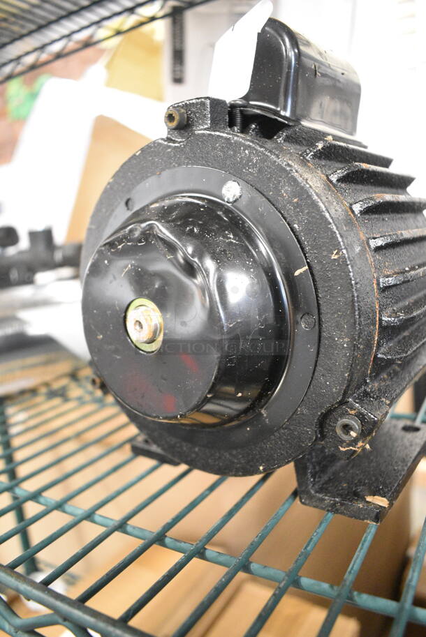 BRAND NEW SCRATCH AND DENT! Motor. 110/220 Volts.  - Image 5 of 6