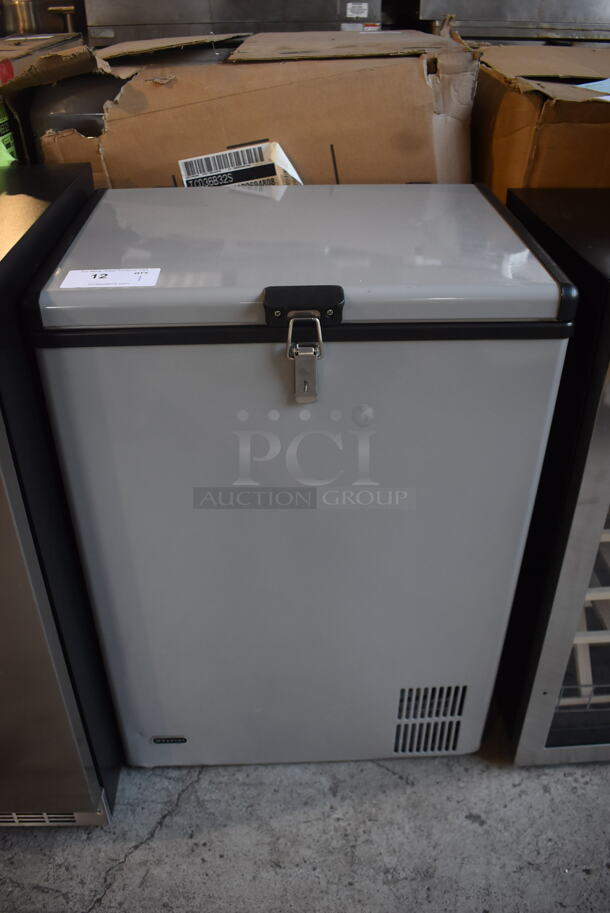 BRAND NEW SCRATCH AND DENT! Whynter FM-951GW  Electric Powered 95 Quart Portable Fridge/Freezer With Wheels Included.115V. Tested and Working! 