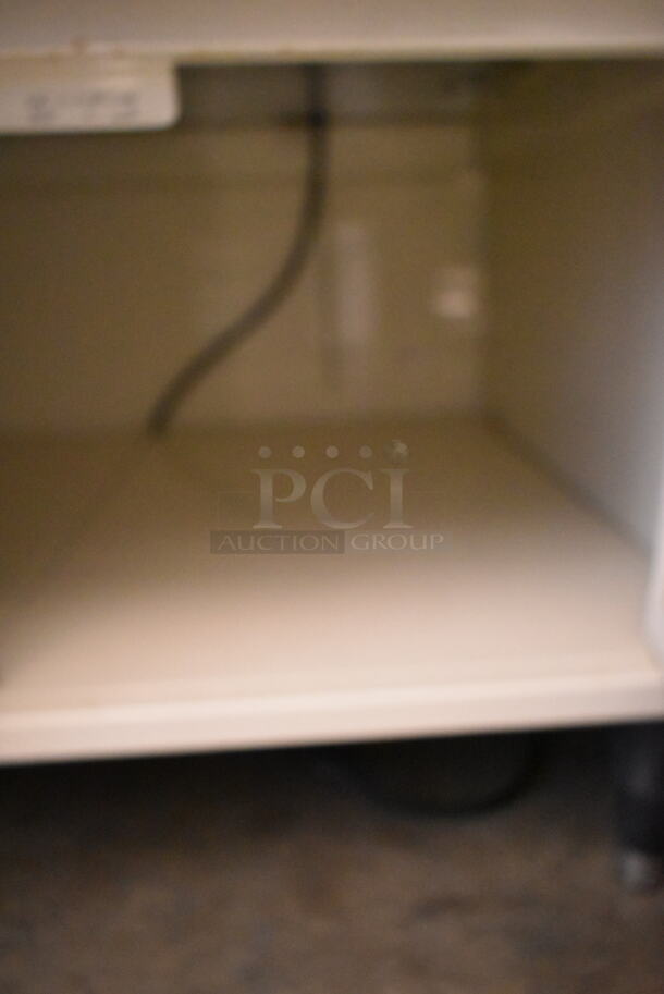 Metal Floor Style Bakery Display Case Merchandiser.  - Image 5 of 6