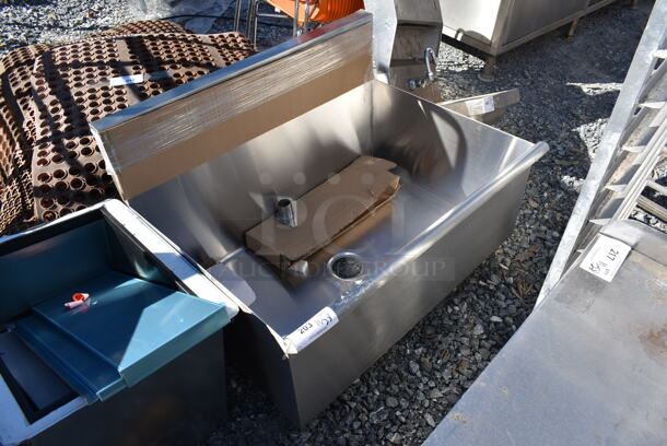 BRAND NEW SCRATCH AND DENT! Stainless Steel Commercial Single Bay Sink. No Legs. - Image 1 of 3