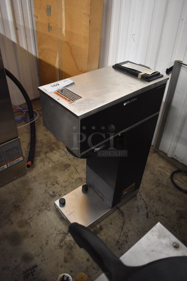 BRAND NEW SCRATCH AND DENT! 2022 BUNN VPR-APS Commercial Stainless Steel Countertop Black Pourover Airpot Coffee Brewer. 120V, 1 Phase. Tested and Working! - Image 3 of 4