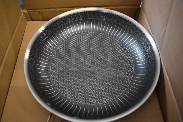 2 BRAND NEW IN BOX! Nutrichef Skillets w/ Lids. NC3PL12 and NC3PL10. 21x12.5x5, 18.5x11x3. 2 Times Your Bid! - Image 3 of 8
