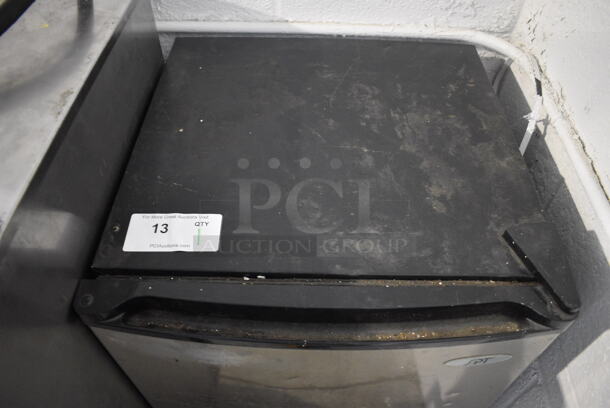 SPT Mini Cooler. 20x21x34. Tested and Does Not Power On - Image 3 of 6