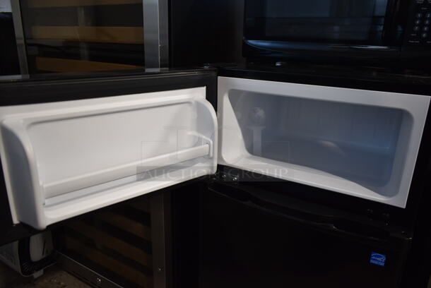 BRAND NEW SCRATCH AND DENT! Snack Mate 3.1SM5R 3.1 cu. ft. Compact Refrigerator with a Zero-Degree Freezer, 1 Shelf, 1 Crisper Drawer, 2 Door Bins and SMM-7TP Microwave attached. 115 Volts, 1 Phase. Tested and Working! - Image 7 of 9