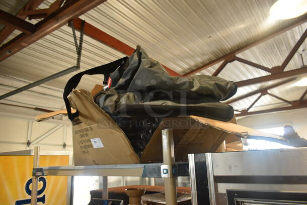 6 BRAND NEW IN BOX! Rubbermaid Pro Serve Insulated Food Carrying Bags. 6 Times Your Bid! - Image 2 of 8