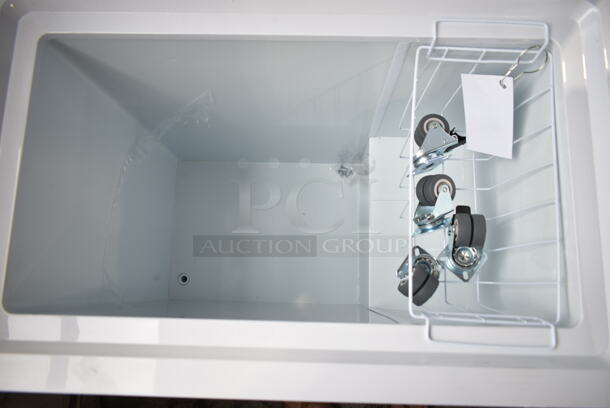 BRAND NEW SCRATCH AND DENT! Galaxy 177UCCF5 Metal Chest Freezer w/ Hinge Lid and Commercial Casters. 115 Volts, 1 Phase. Tested and Working! - Image 4 of 8