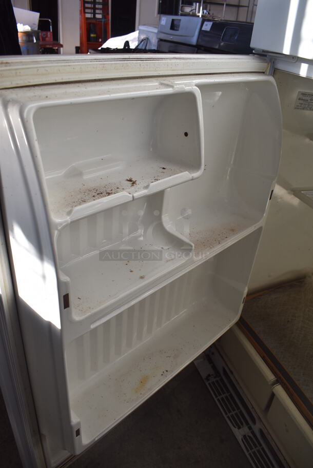 General Electric TBX18SIBQLWW Metal Cooler Freezer Combo Unit. 115 Volts, 1 Phase. 30x29x64. Tested and Working! - Image 5 of 7