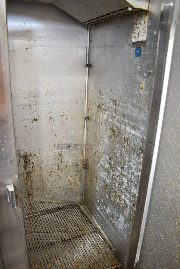 Traulsen G20010 ENERGY STAR Stainless Steel Commercial 2 Door Reach In Cooler on Commercial Casters. 115 Volts, 1 Phase. Tested and Powers On But Does Not Get Cold - Image 4 of 6
