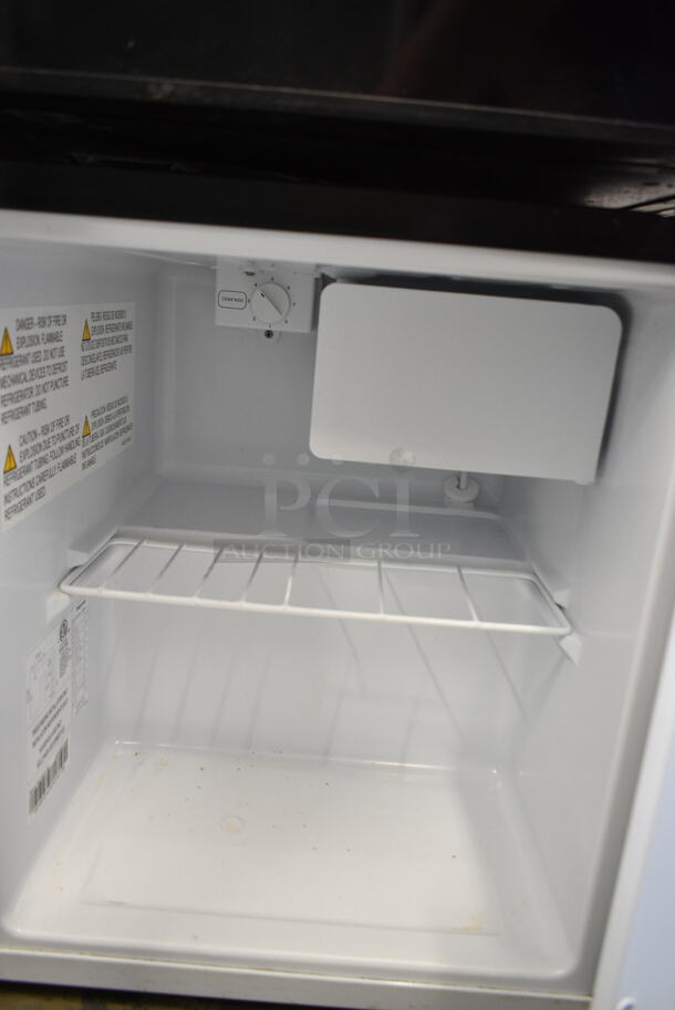 Hisense RR17D6ABE Metal Mini Cooler. 115 Volts, 1 Phase. Tested and Working! - Image 3 of 5