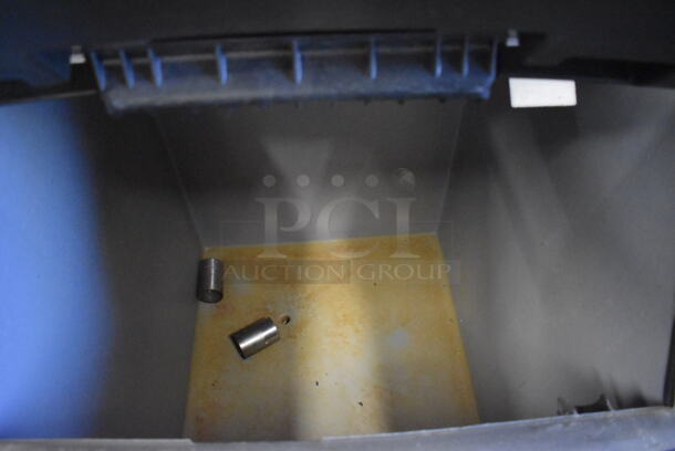Manitowoc SY0854A Stainless Steel Commercial Ice Head on Manitowoc B570 Commercial Ice Bin. 208-230 Volts, 1 Phase. 30x34x77 - Image 5 of 6