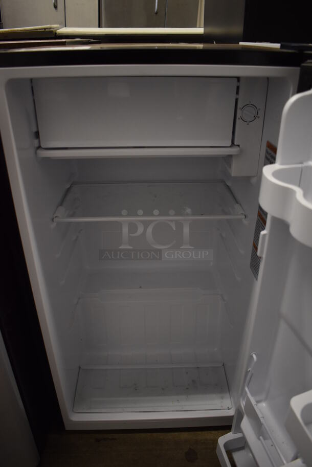 Haier HC33SW20RB Metal Mini Cooler. 115 Volts, 1 Phase. 18.5x17.5x33.5. Tested and Working! - Image 4 of 6