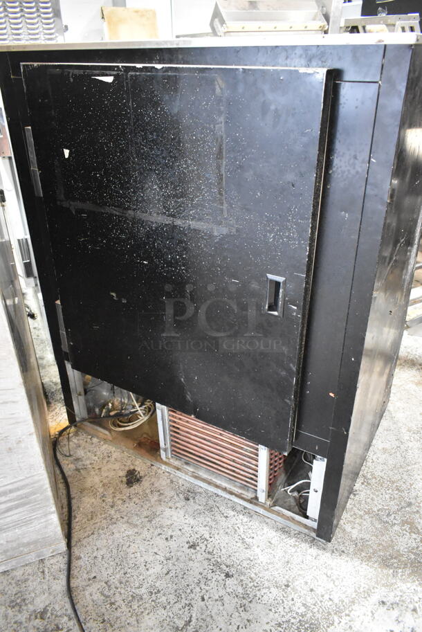 Master-Bilt FIP-40 Metal Commercial Floor Style Deli Display Case Merchandiser. 208-230 Volts, 1 Phase.  Tested and Does Not Power On - Image 5 of 8