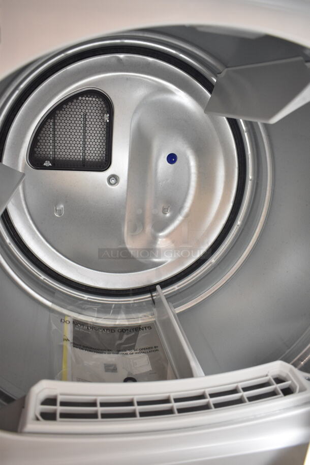 BRAND NEW SCRATCH AND DENT! Speed Queen DR5004WE 7 cu. ft. 27" Front Load Electric Dryer with Rear Control and Steam - Free Use. 120/208-240 Volts, 1 Phase.  - Image 5 of 6