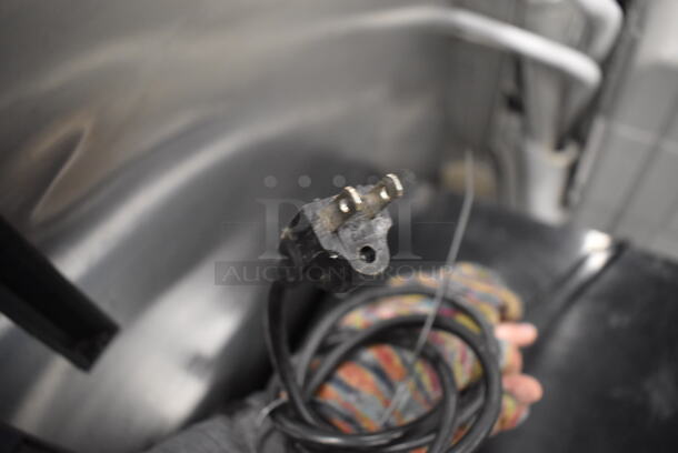 360SC52 Metal Commercial Mini Cooler Merchandiser. 110-120 Volts, 1 Phase. 16.5x17x31.5. Tested and Working! - Image 5 of 5