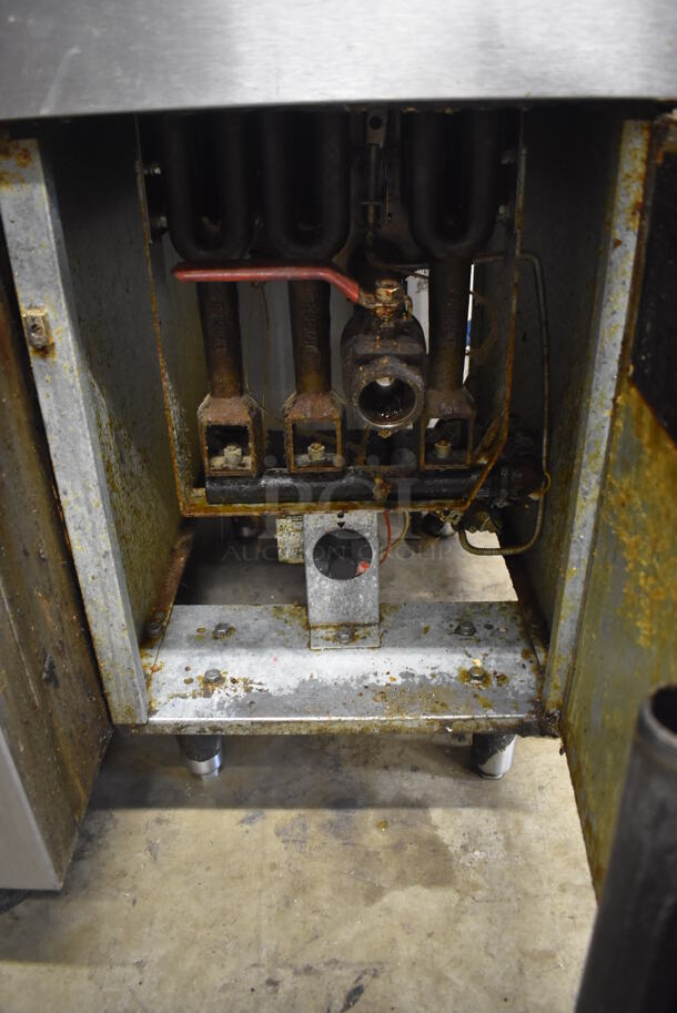 2014 Avantco FF300 Stainless Steel Commercial Natural Gas Powered Deep Fat Fryer w/ 2 Metal Fry Baskets and Right Side Splash Guard. 90,000 BTU. 16x30x44 - Image 6 of 7