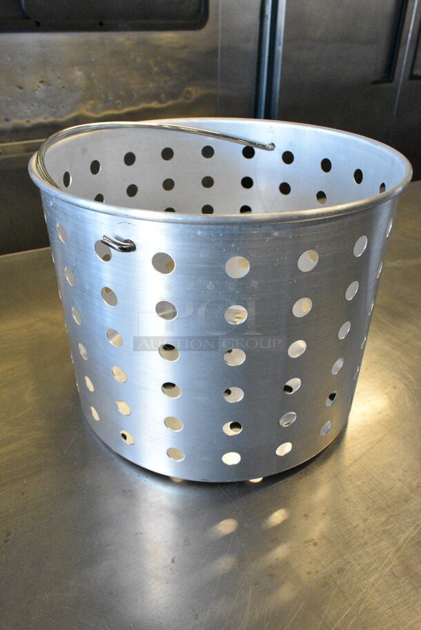 BRAND NEW SCRATCH AND DENT! Choice 471SP32QT Choice 32 Qt. Standard Weight Aluminum Stock Pot w/ Steamer Insert. - Image 3 of 5