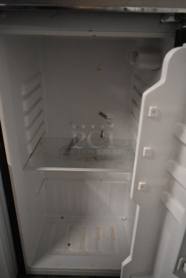 Frigidaire EFR451 Stainless Steel 2 Door Reach In Cooler. 115 Volts, 1 Phase. Tested and Powers On But Does Not Get Cold
 - Image 4 of 6