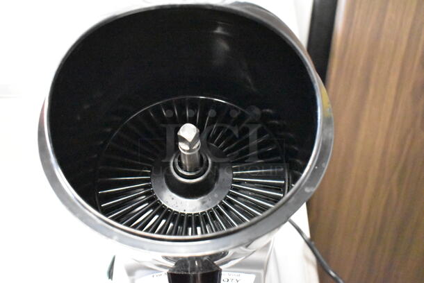BRAND NEW SCRATCH AND DENT! Hamilton Beach 66900 Countertop Electric Citrus Juicer. 120 Volts, 1 Phase. Tested and Working! - Image 7 of 9