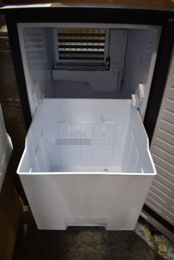 BRAND NEW SCRATCH AND DENT! 2024 KoolMore BIM75-BS 15 Inch Built-In/Freestanding Undercounter Ice Maker with 75lbs Daily Capacity, Automatic Water Supply System. 115 Volts, 1 Phase. Tested and Working! - Image 4 of 7