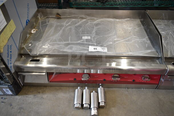 BRAND NEW SCRATCH AND DENT! Avantco 177EG30N Stainless Steel Commercial Countertop Electric Powered Flat Top Griddle. 208/240 Volts, 1 Phase.  - Image 2 of 5