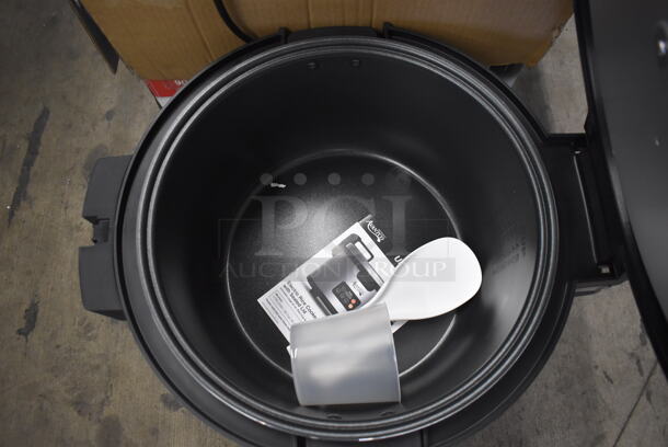 BRAND NEW IN BOX! Avantco 177RCSA90 Stainless Steel Commercial Countertop Rice Cooker. 240 Volts, 1 Phase. 21.5x19x16. Tested and Working! - Image 6 of 9