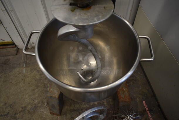 Hobart D300 Metal Commercial 30 Quart Planetary Dough Mixer w/ Stainless Steel Mixing Bowl, Whisk, Paddle and Dough Hook Attachments. 115 Volts, 1 Phase. Tested and Working! - Image 4 of 10