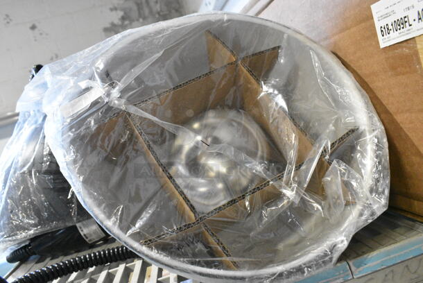 3 BRAND NEW SCRATCH AND DENT! ServIt 423HLR85BK Retractable Cord Ceiling Mount Heat Lamp with Modern Black Finish Round Dome Shade. 120 Volts, 1 Phase. 3 Times Your Bid!  - Image 7 of 12