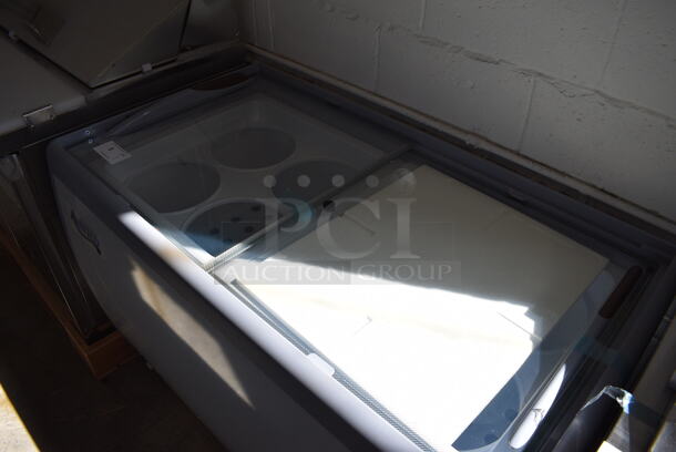 BRAND NEW SCRATCH AND DENT! 2021 Avantco Model 360ADC8HC Metal Commercial Chest Display Freezer w/ 2 Sliding Doors on Commercial Casters. 115 Volts, 1 Phase. 49x28x34.5. Tested and Working! - Image 3 of 7