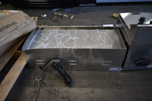 BRAND NEW SCRATCH AND DENT! Avantco 177EG30N Stainless Steel Commercial Countertop Electric Powered Flat Top Griddle. 208/240 Volts, 1 Phase. - Image 4 of 5