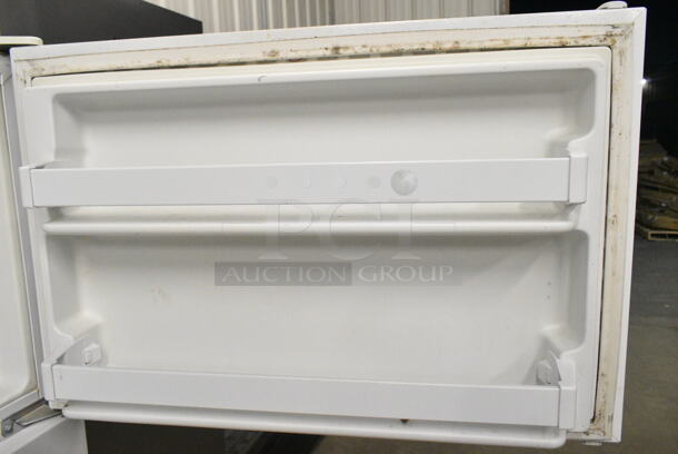 Maytag M1TXEGMYW01 Metal Cooler w/ Freezer. 115 Volts, 1 Phase. Tested and Working! - Image 4 of 7