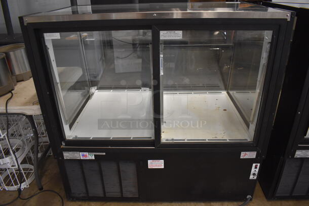 Federal SGR5048DZ Metal Commercial Floor Style Dual Temp Deli and Dry Display Case Merchandiser. 120 Volts, 1 Phase. 50x35x49. Tested and Working! - Image 6 of 6
