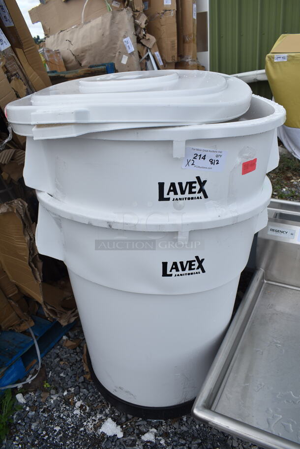 2 BRAND NEW SCRATCH AND DENT! Lavex 475TCRND55WH 55 Gallon White Round Commercial Trash Can w/ 2 Lids and 1 Trash Can Dolly. 2 Times Your Bid! - Image 2 of 7