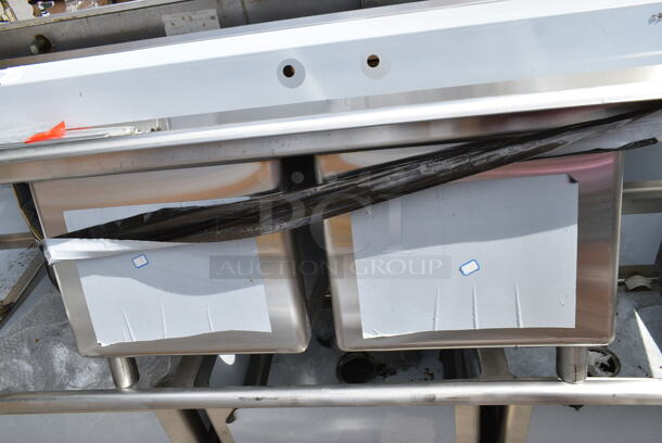 BRAND NEW SCRATCH AND DENT! Regency 600S21818224 86" 16 Gauge Stainless Steel Two Compartment Commercial Sink with Stainless Steel Legs, Cross Bracing, and 2 Drainboards - 18" x 18" x 14" Bowls - Image 3 of 9