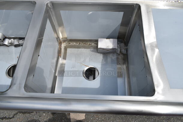 BRAND NEW SCRATCH AND DENT! Regency 600S21818224 86" 16 Gauge Stainless Steel Two Compartment Commercial Sink with Stainless Steel Legs, Cross Bracing, and 2 Drainboards - 18" x 18" x 14" Bowls - Image 5 of 9