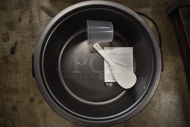 BRAND NEW IN BOX! Avantco 177RCA124 Stainless Steel Electric Countertop 124 Cup Rice Cooker/Warmer With Scooper and Cup. 240V. Tested And Working!  - Image 3 of 5