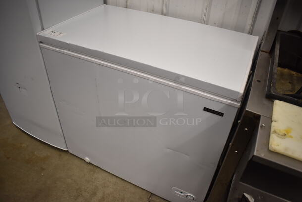 BRAND NEW SCRATCH AND DENT! Thomson TFRF710-B-SM Metal Chest Freezer. 115 Volts, 1 Phase. 35.5x21.5x33. Tested and Working! - Image 2 of 5
