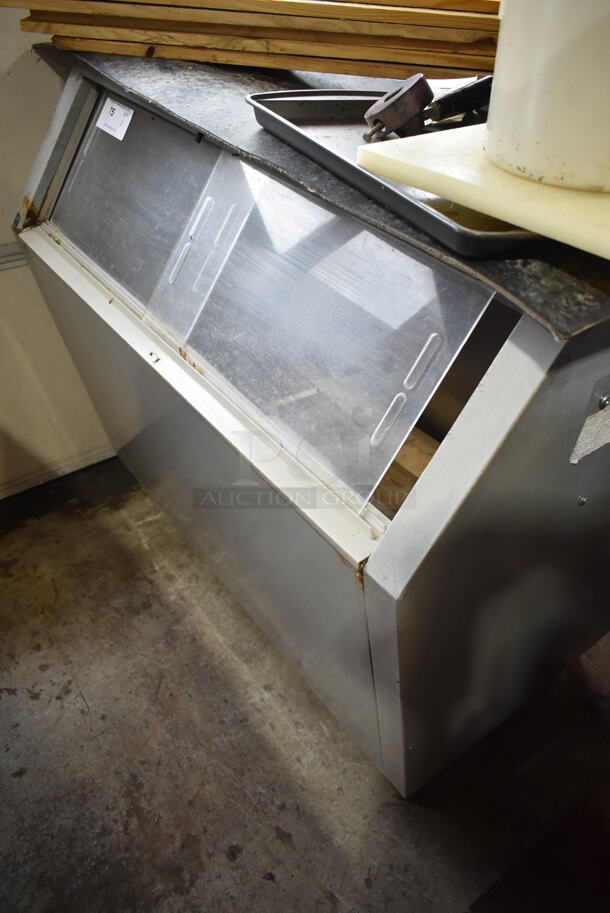 Metal Commercial Ice Bin. - Image 2 of 6