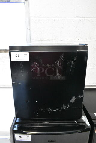 Hisense WMS017M6XBE Metal Mini Cooler. 115 Volts, 1 Phase. Tested and Powers On But Does Not Get Cold