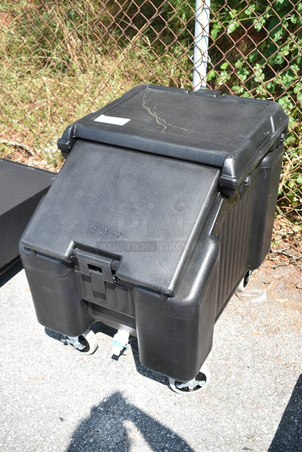 BRAND NEW SCRATCH AND DENT! Cambro CS100 SlidingLid™ Black Mobile Ice Bin - 100 lb. Capacity - Image 3 of 8